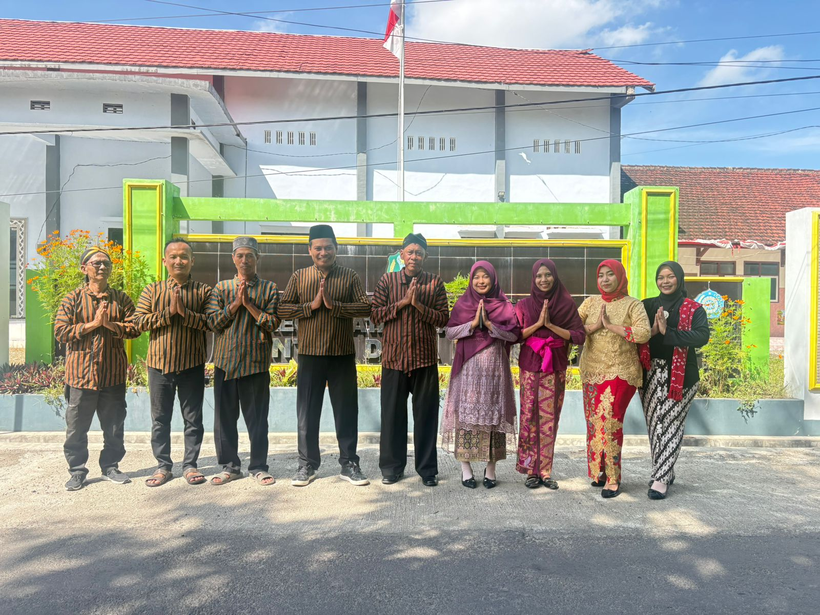 PEMERINTAH DESA DUYUNG GELAR PERINGATAN HARI KARTINI DENGAN BALUTAN BAJU ADAT